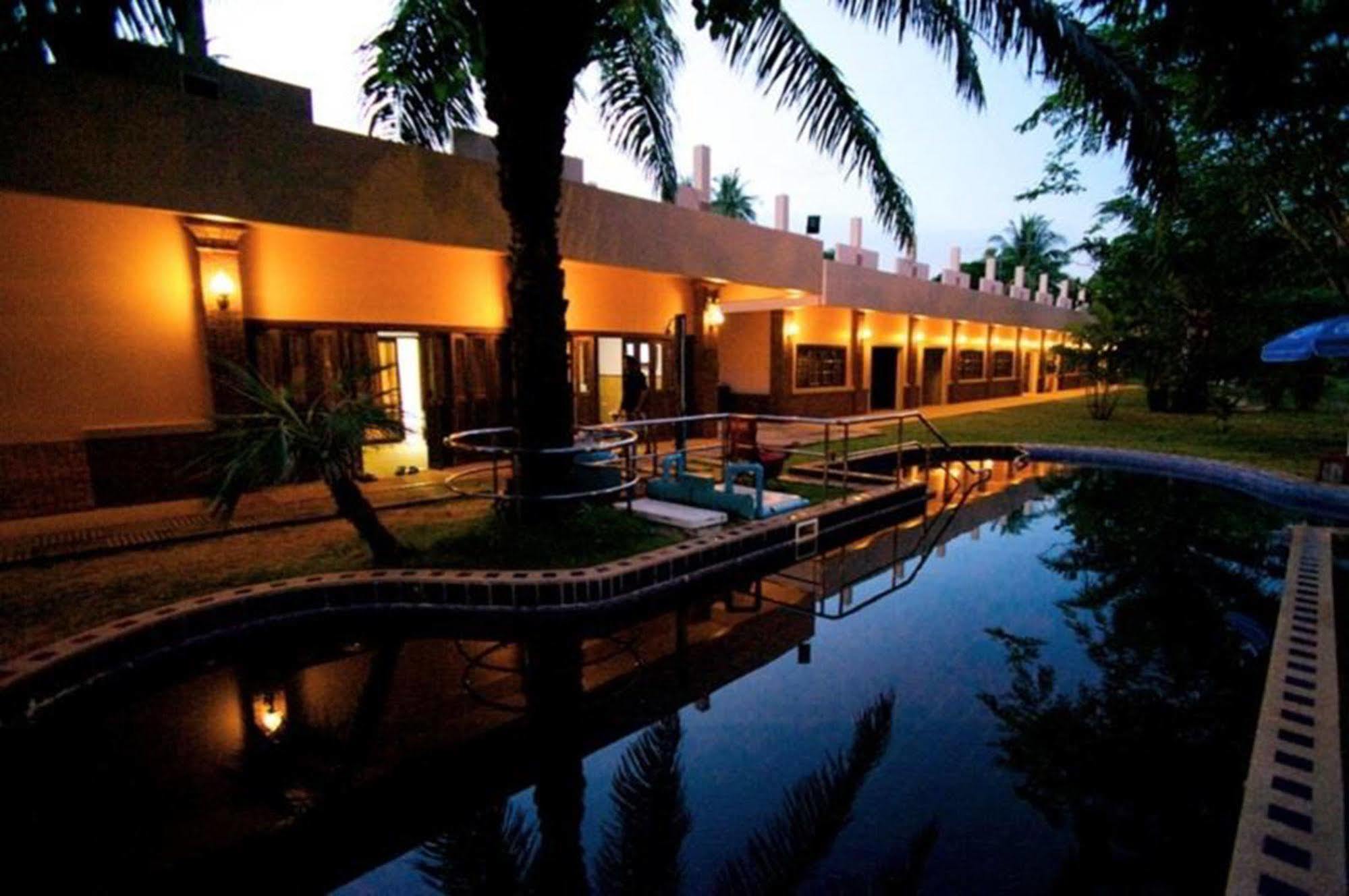 Boom Boom Beach Resort Laem Sing Chanthaburi Bagian luar foto