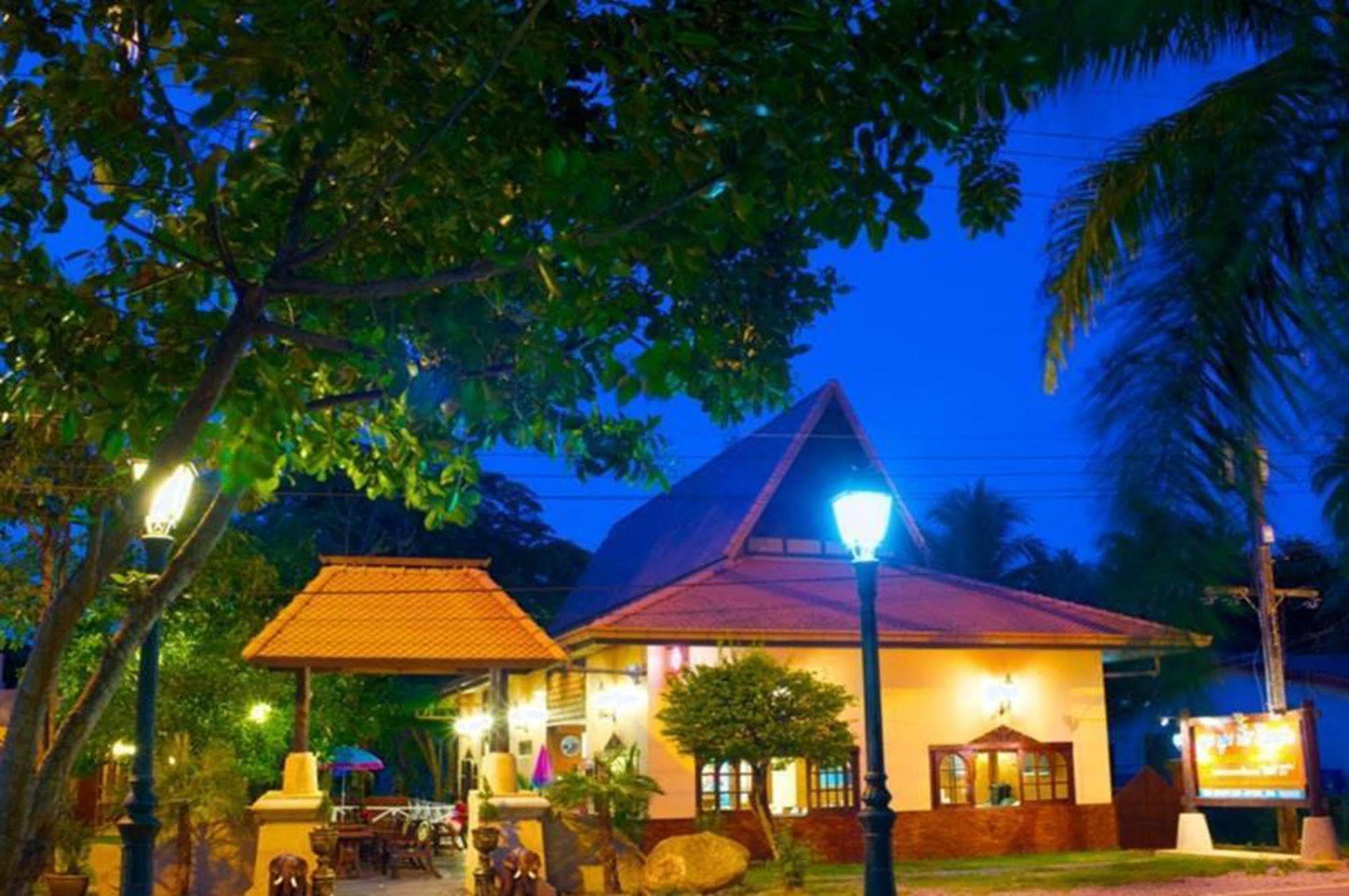 Boom Boom Beach Resort Laem Sing Chanthaburi Bagian luar foto